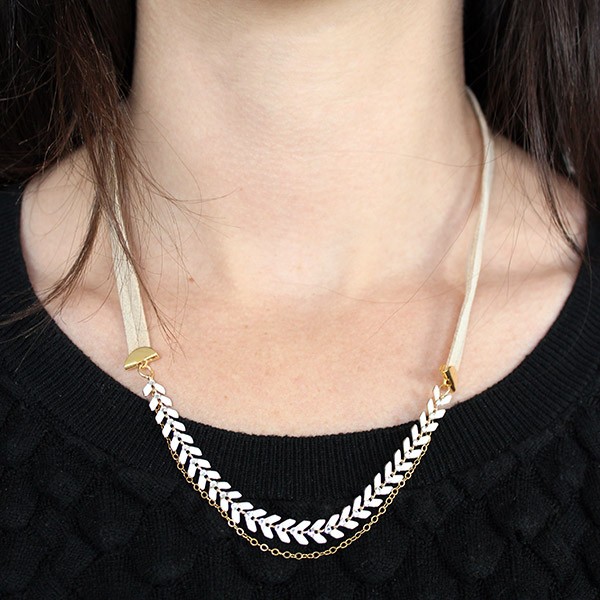 Schema collana a catena multirangs orecchie e pizzo scamosciato