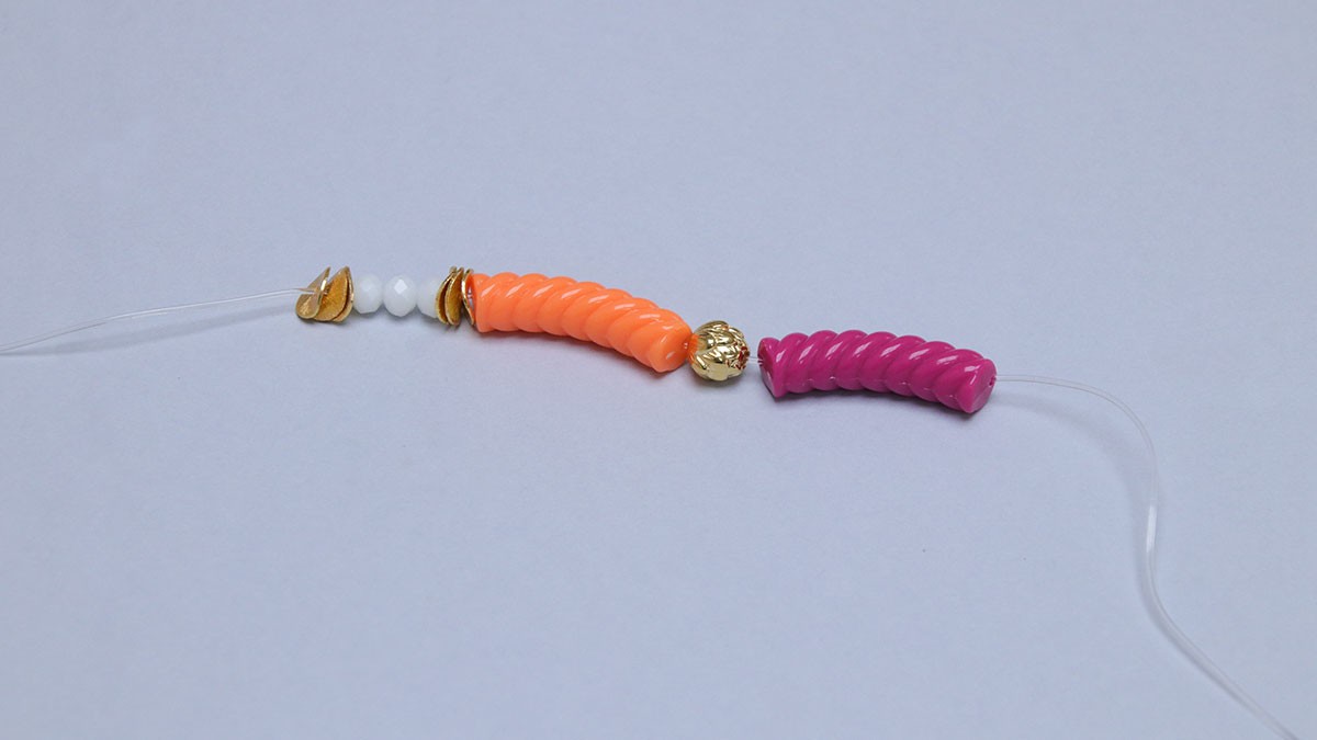 Braccialetti elastici con perline tubolari fantasia : Tappa 1
