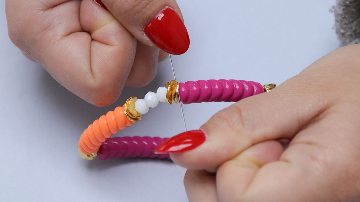 Braccialetti elastici con perline tubolari fantasia : Tappa 2