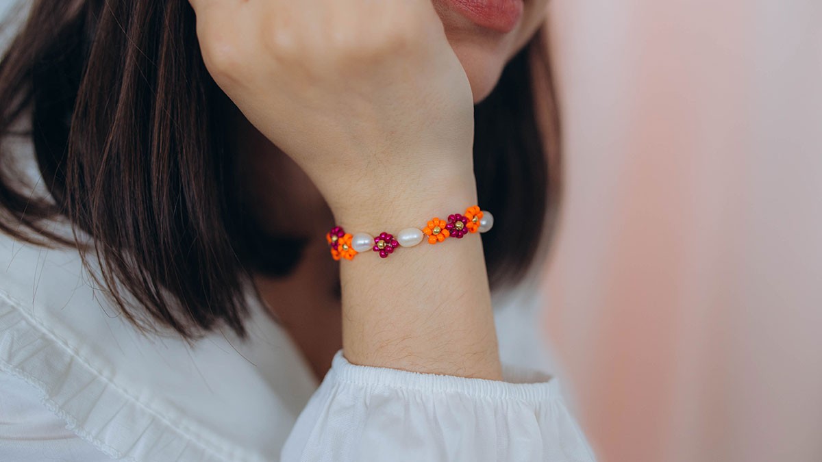 Bracciale floreale con perle d'acqua dolce e perle di semi