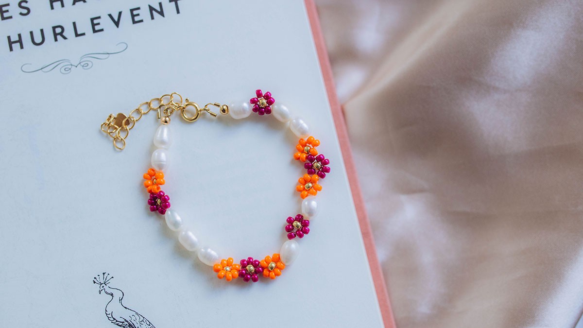 Schema Bracciale floreale con perle d'acqua dolce e perle di semi Schema Bracciale floreale con perle d'acqua dolce e perle di semi