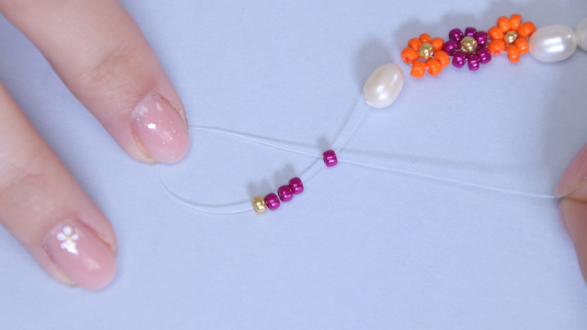 Bracciale floreale con perle d'acqua dolce e perle di semi : Tappa 2 Bracciale floreale con perle d'acqua dolce e perle di semi : Tappa 2