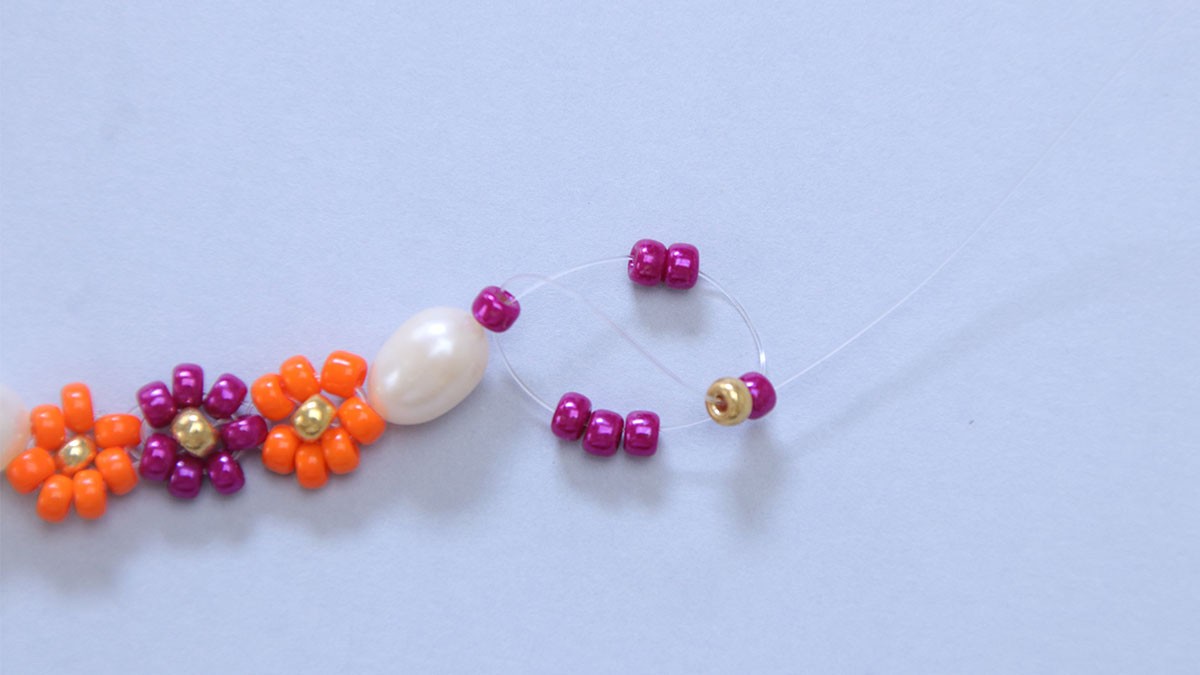Bracciale floreale con perle d'acqua dolce e perle di semi : Tappa 3 Bracciale floreale con perle d'acqua dolce e perle di semi : Tappa 3