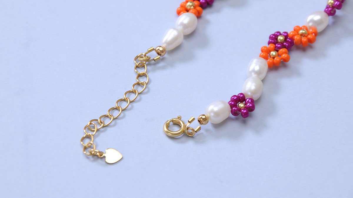 Bracciale floreale con perle d'acqua dolce e perle di semi : Tappa 5 Bracciale floreale con perle d'acqua dolce e perle di semi : Tappa 5