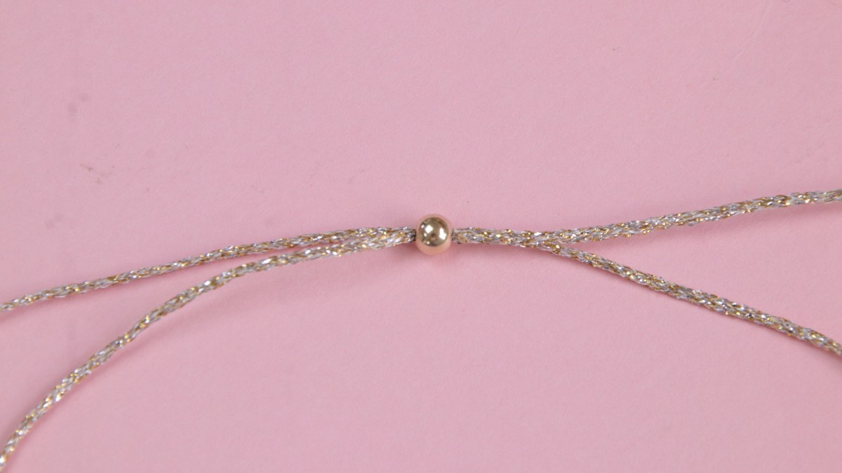 Braccialetti per addio al nubilato con filo metallizzato e perline con lettere : Tappa 8 Braccialetti per addio al nubilato con filo metallizzato e perline con lettere : Tappa 8