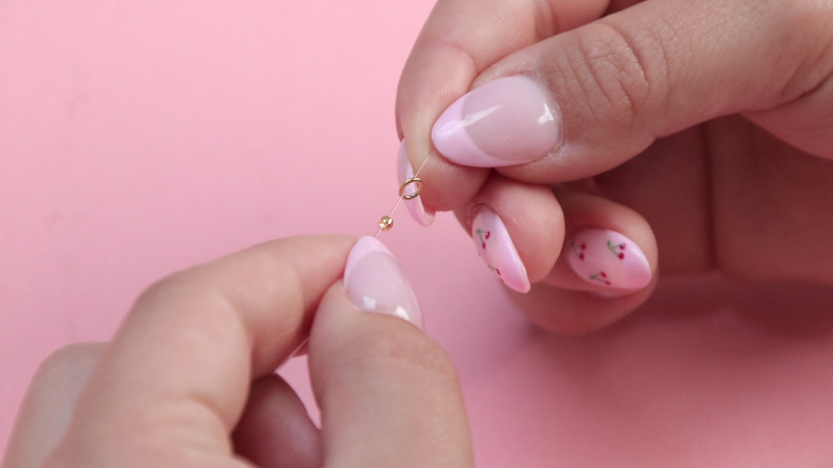 Collana di perle bianche e blu per l'estate - Perle Miyuki e perle d'acqua dolce : Tappa 3 Collana di perle bianche e blu per l'estate - Perle Miyuki e perle d'acqua dolce : Tappa 3