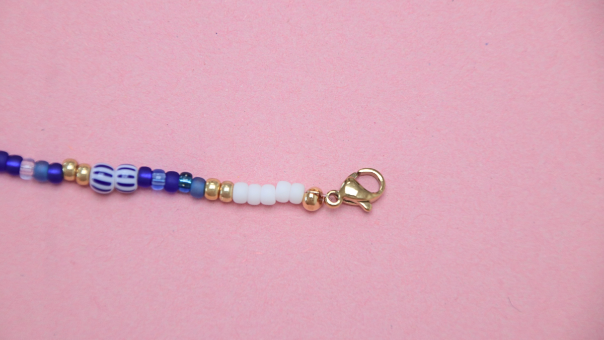 Collana di perle bianche e blu per l'estate - Perle Miyuki e perle d'acqua dolce : Tappa 7 Collana di perle bianche e blu per l'estate - Perle Miyuki e perle d'acqua dolce : Tappa 7