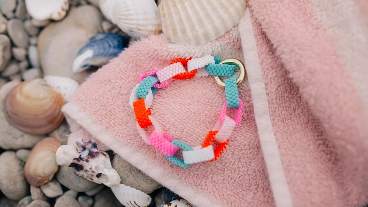 Schema Bracciale a maglie colorate con perle Miyuki Delica 10/0 Schema Bracciale a maglie colorate con perle Miyuki Delica 10/0