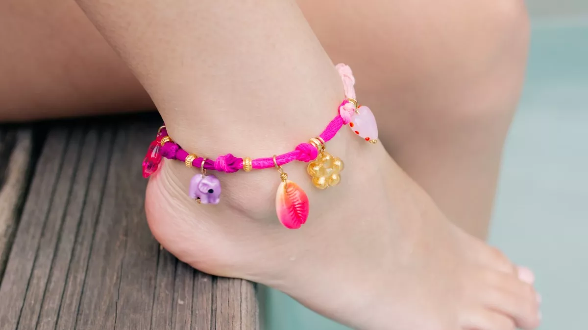 Cavigliera con ciondoli e nastro di seta