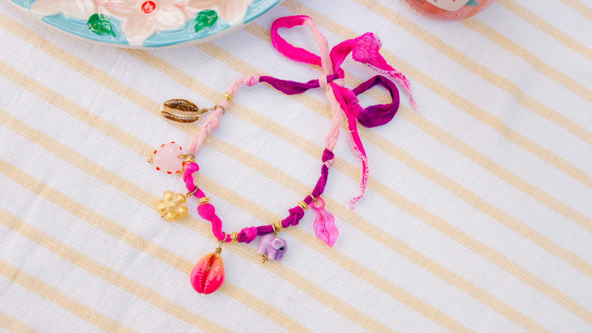 Schema Cavigliera con ciondoli e nastro di seta Schema Cavigliera con ciondoli e nastro di seta