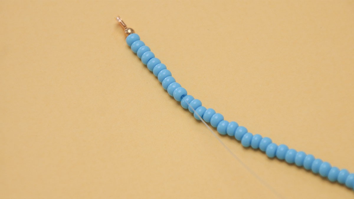 Collana di perline e conchiglia di cowrie : Tappa 7 Collana di perline e conchiglia di cowrie : Tappa 7