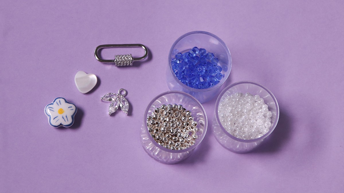 Collana con chiusura a moschettone, trottole blu e accumulo di ciondoli : Tappa 1