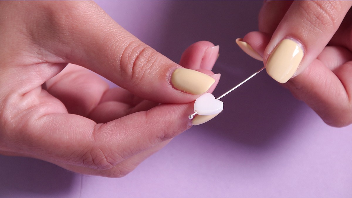 Collana con chiusura a moschettone, trottole blu e accumulo di ciondoli : Tappa 2