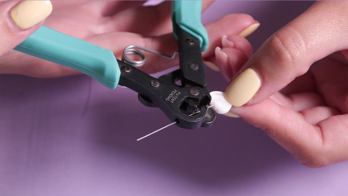 Collana con chiusura a moschettone, trottole blu e accumulo di ciondoli : Tappa 3