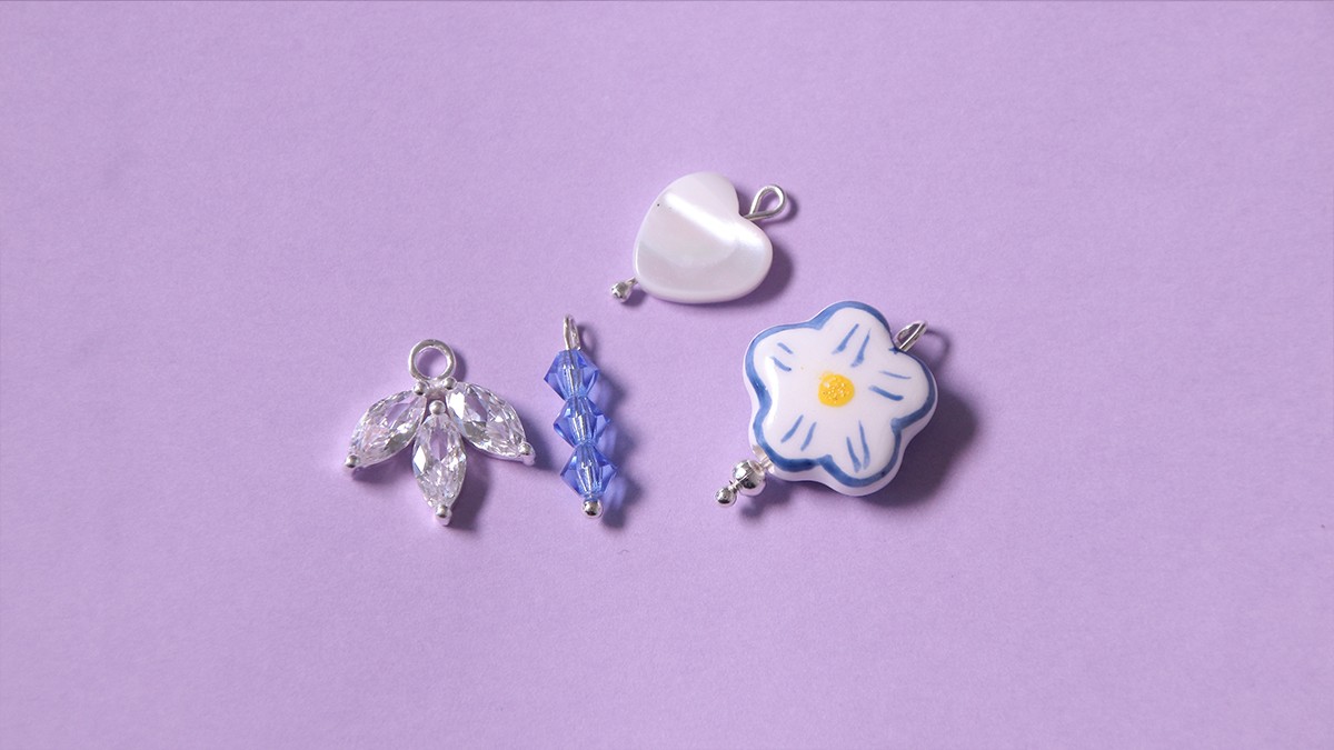 Collana con chiusura a moschettone, trottole blu e accumulo di ciondoli : Tappa 4