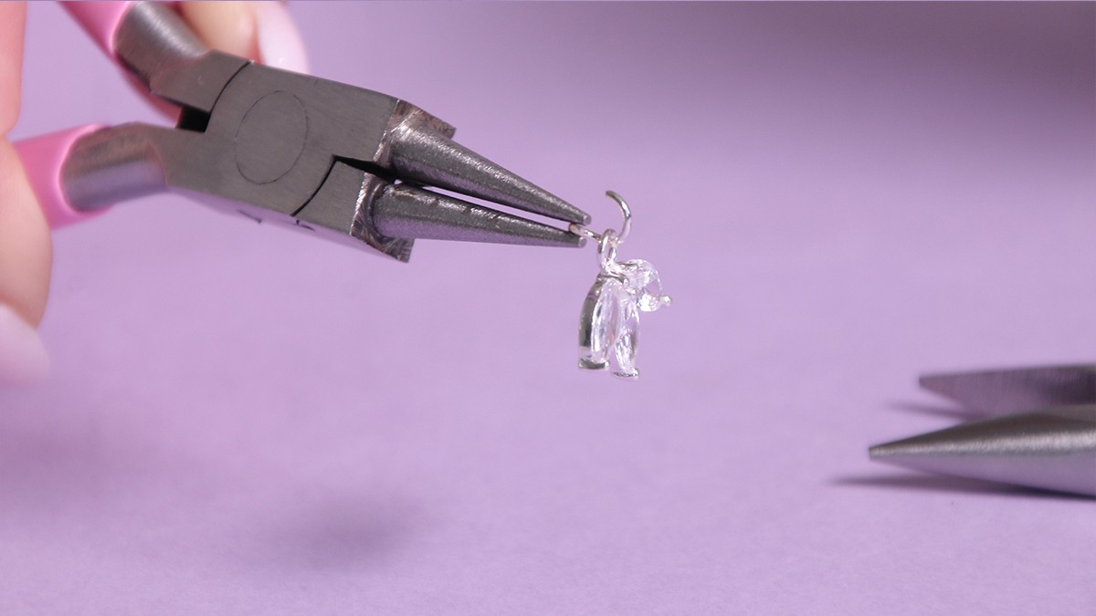 Collana con chiusura a moschettone, trottole blu e accumulo di ciondoli : Tappa 10