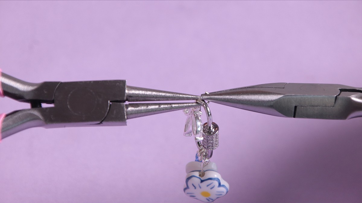 Collana con chiusura a moschettone, trottole blu e accumulo di ciondoli : Tappa 11