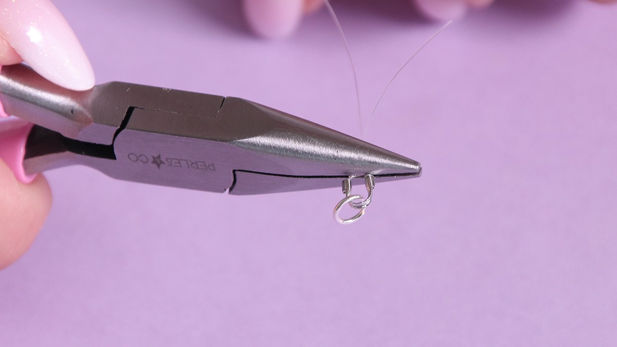 Collana con chiusura a moschettone, trottole blu e accumulo di ciondoli : Tappa 6