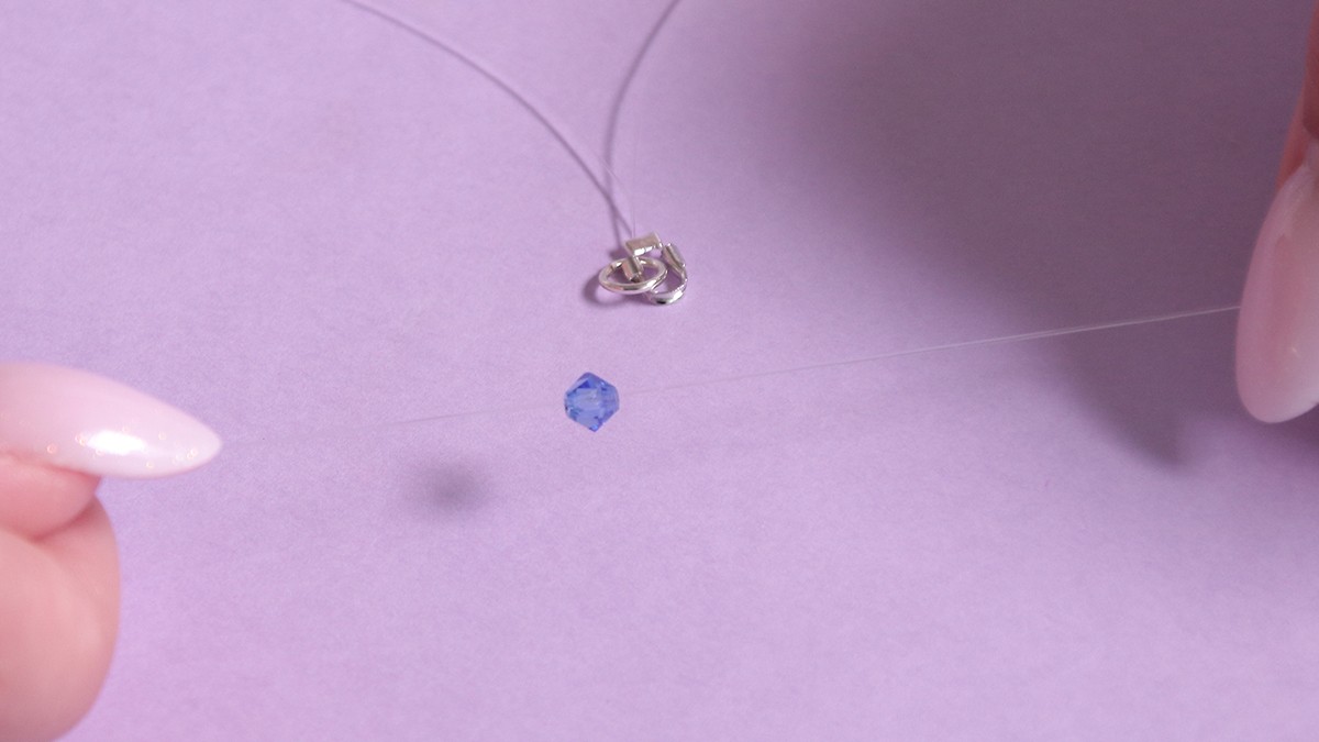 Collana con chiusura a moschettone, trottole blu e accumulo di ciondoli : Tappa 7