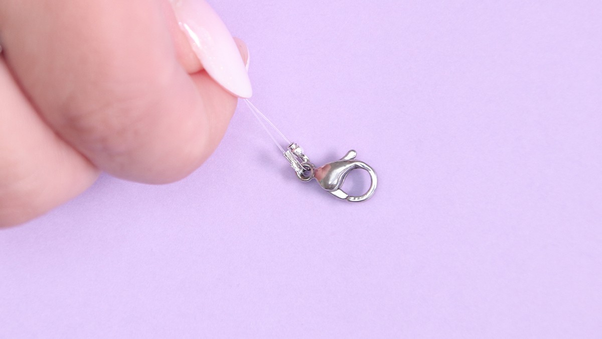 Collana con chiusura a moschettone, trottole blu e accumulo di ciondoli : Tappa 8