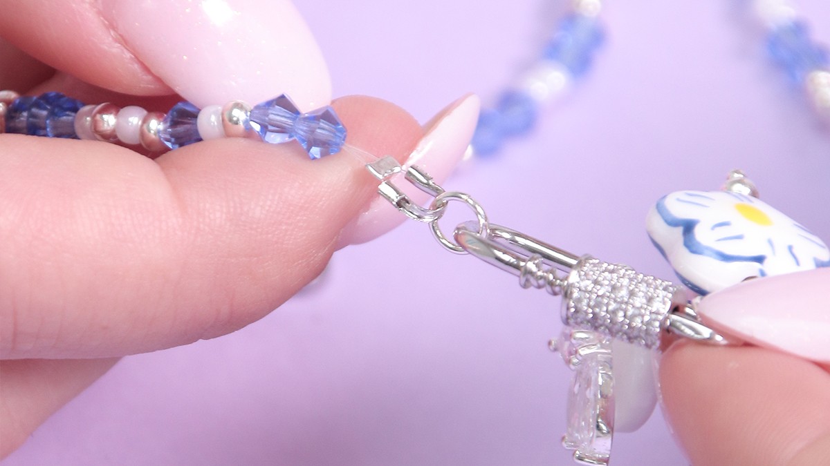 Collana con chiusura a moschettone, trottole blu e accumulo di ciondoli : Tappa 9