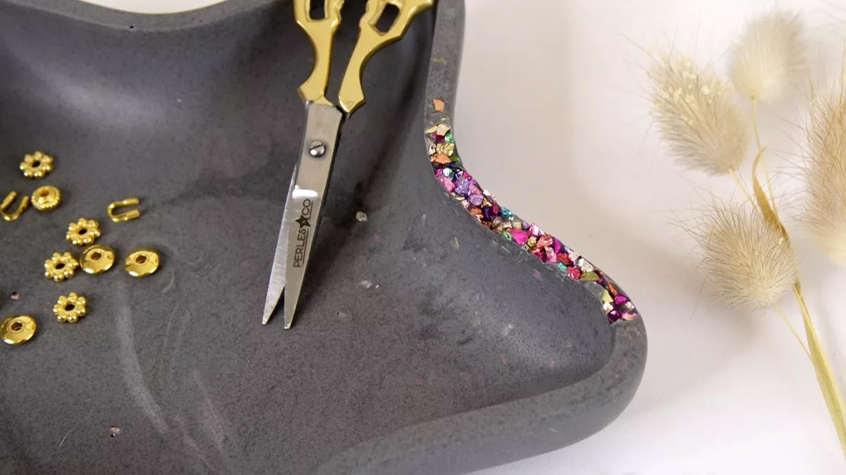 Schema Piatto con conchiglie e stelle marine in gesmonite e scaglie di glitter