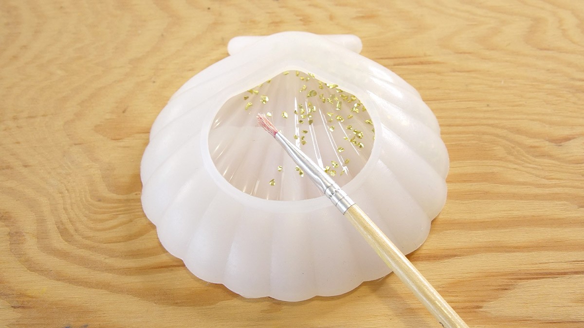 Piatto con conchiglie e stelle marine in gesmonite e scaglie di glitter : Tappa 1