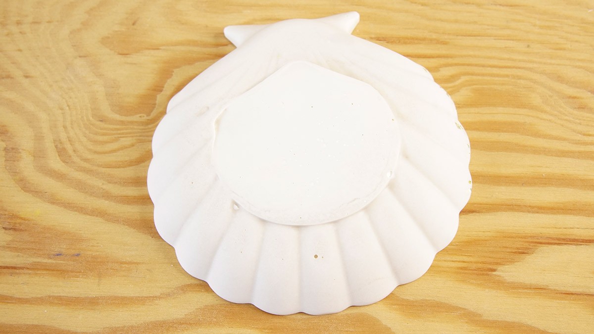 Piatto con conchiglie e stelle marine in gesmonite e scaglie di glitter : Tappa 5