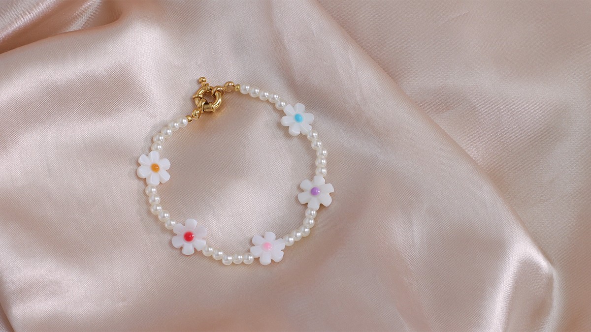 Bracciale di margherite e perle d'acqua dolce