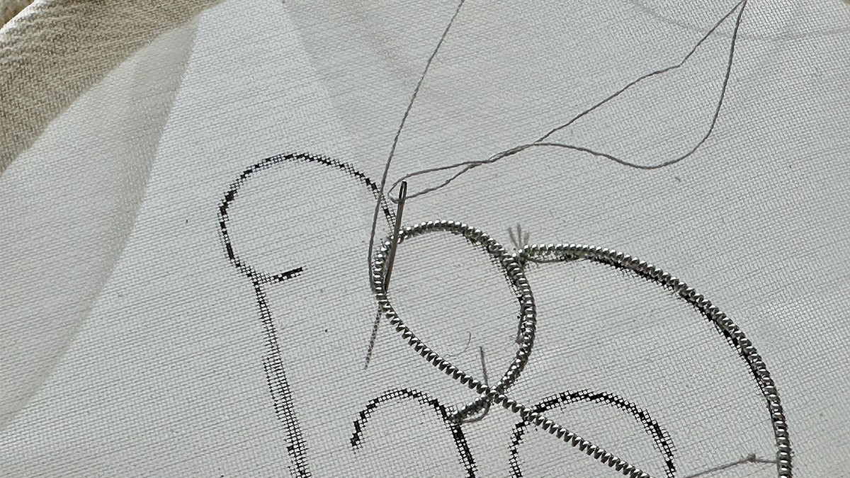 Spilla gioiello Misty Moon con Cannetille e filo di Kreinik : Tappa 3 Spilla gioiello Misty Moon con Cannetille e filo di Kreinik : Tappa 3