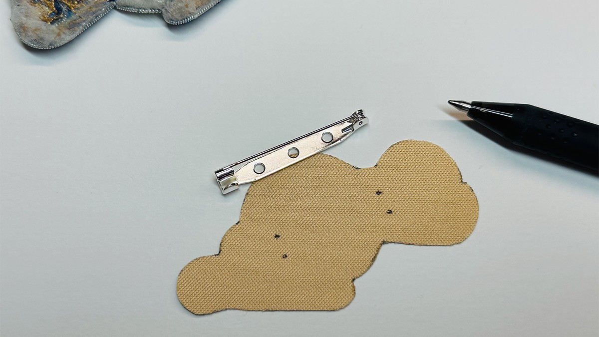 Spilla gioiello Misty Moon con Cannetille e filo di Kreinik : Tappa 14 Spilla gioiello Misty Moon con Cannetille e filo di Kreinik : Tappa 14