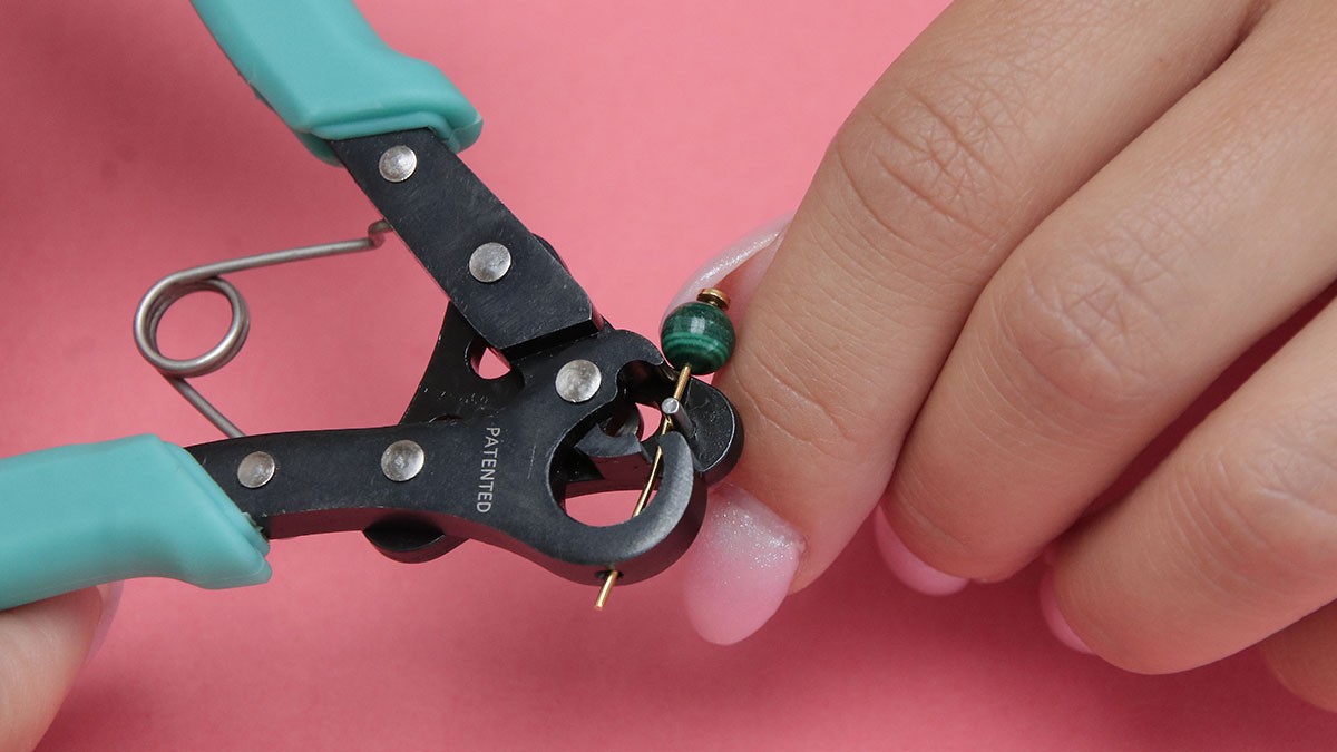 Orecchini a cerchio con pietre naturali e bracciali multipli : Tappa 1 Orecchini a cerchio con pietre naturali e bracciali multipli : Tappa 1