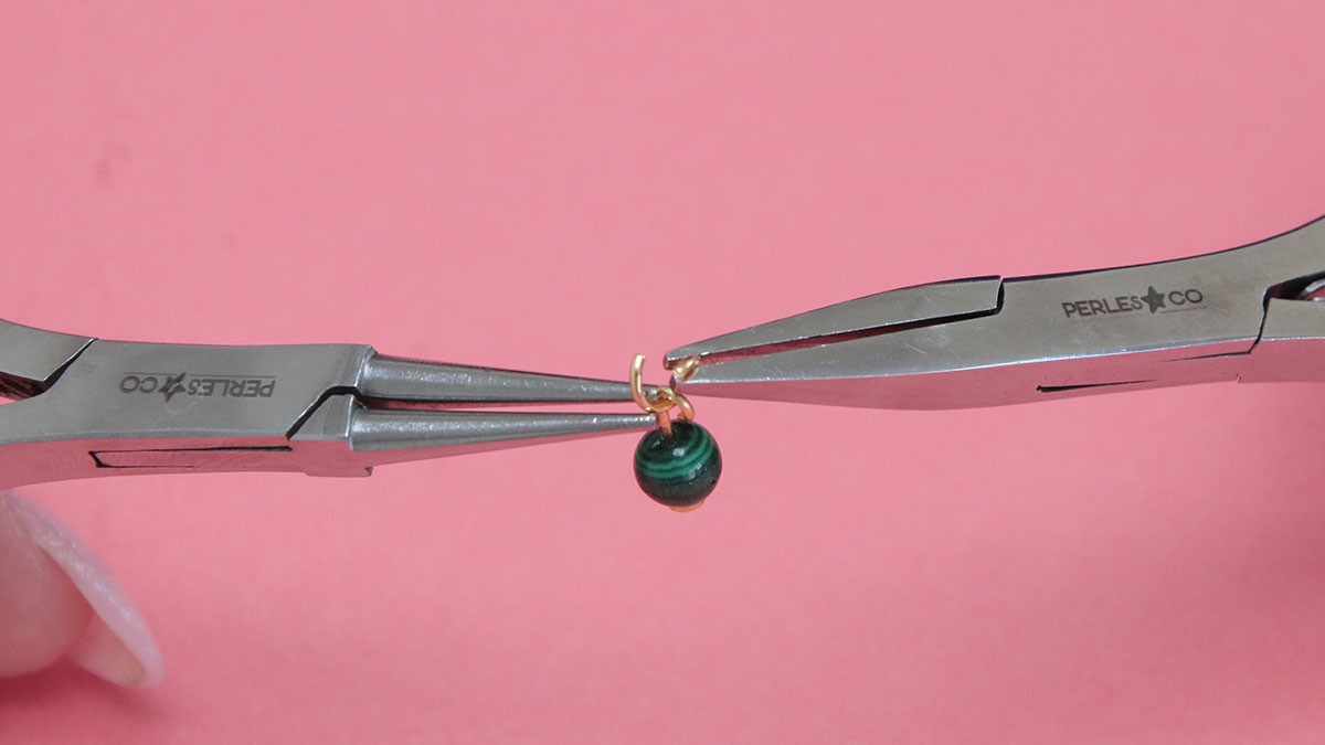 Orecchini a cerchio con pietre naturali e bracciali multipli : Tappa 2 Orecchini a cerchio con pietre naturali e bracciali multipli : Tappa 2