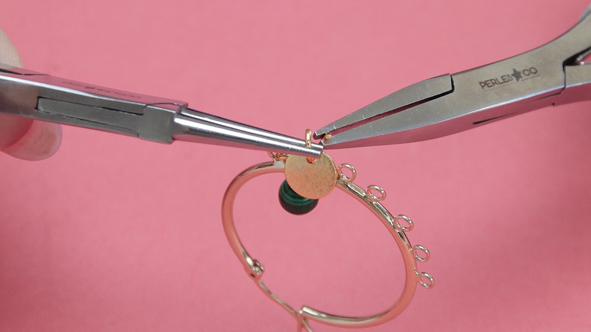 Orecchini a cerchio con pietre naturali e bracciali multipli : Tappa 4 Orecchini a cerchio con pietre naturali e bracciali multipli : Tappa 4