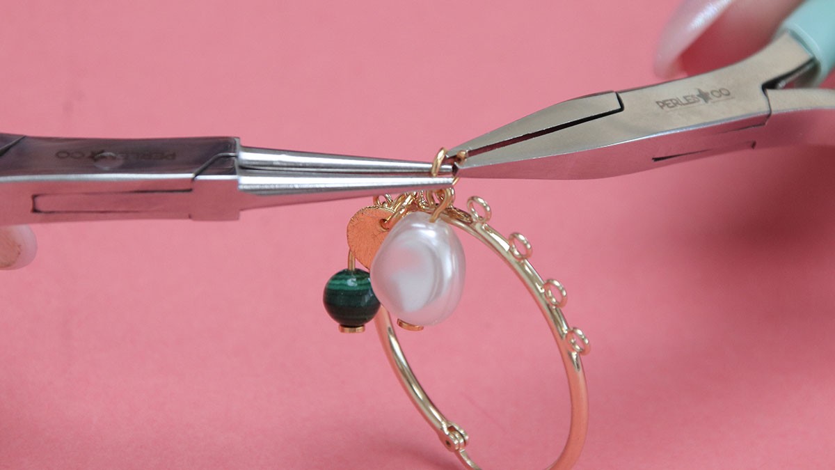 Orecchini a cerchio con pietre naturali e bracciali multipli : Tappa 6 Orecchini a cerchio con pietre naturali e bracciali multipli : Tappa 6