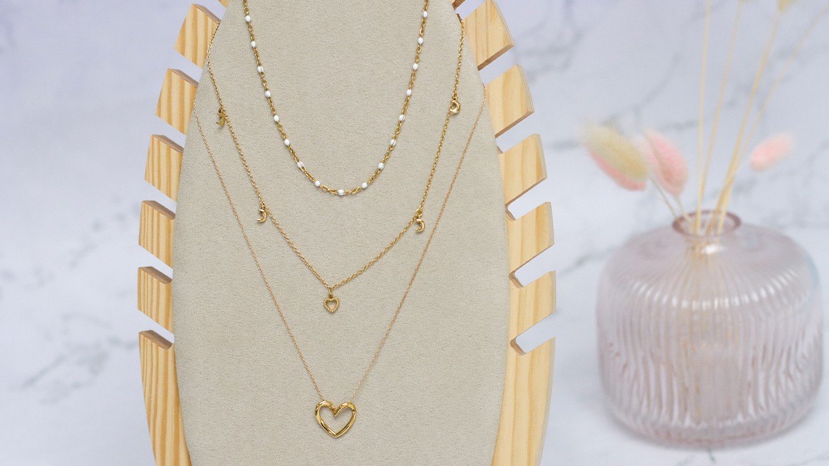 Schema Trio di collane pendenti a forma di cuore in acciaio inossidabile placcato oro Schema Trio di collane pendenti a forma di cuore in acciaio inossidabile placcato oro