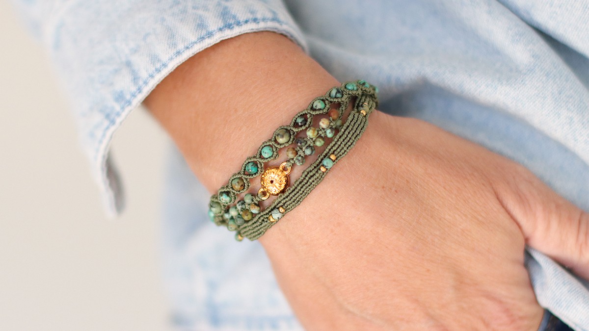 Bracciale in micro-macramè e pietre naturali