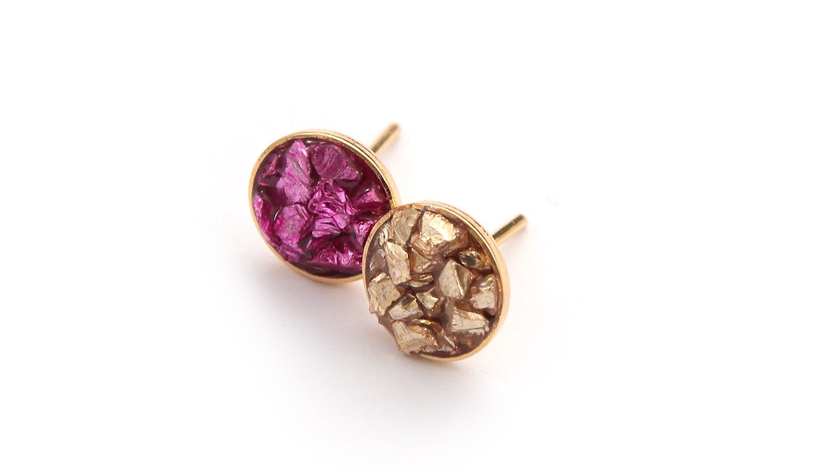 Orecchini in resina con scaglie di pietra e vetro frantumato : Tappa 4 Orecchini in resina con scaglie di pietra e vetro frantumato : Tappa 4