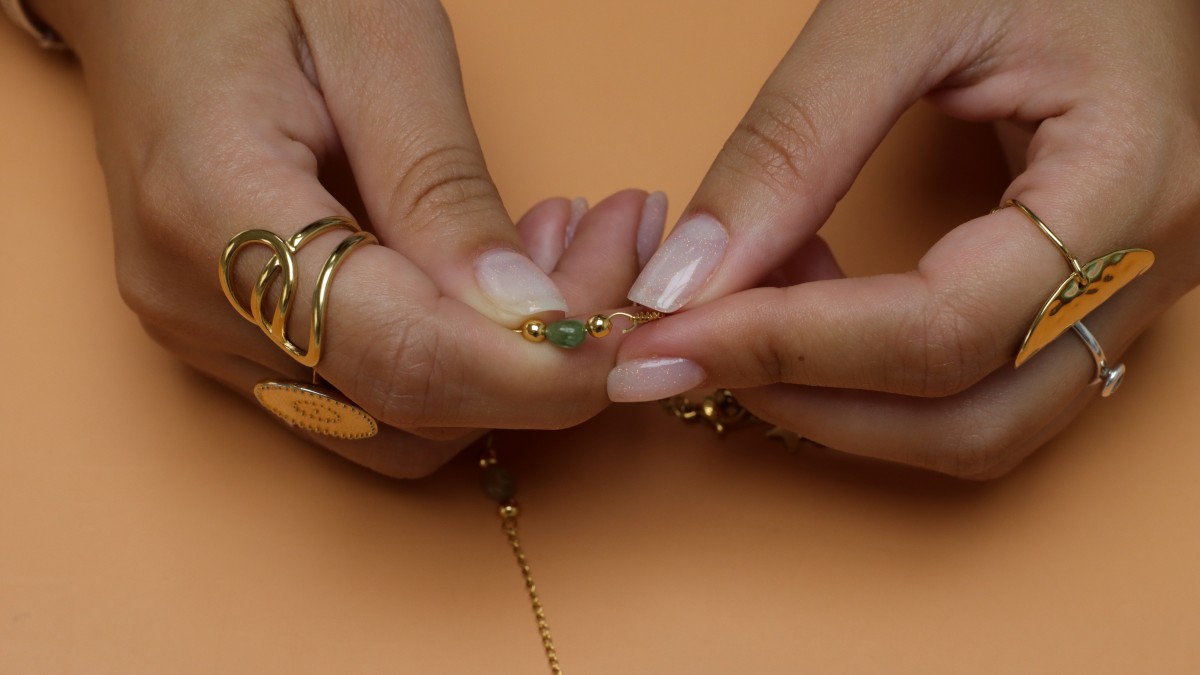 Collane con pietre naturali e charm a forma di lettera : Tappa 7