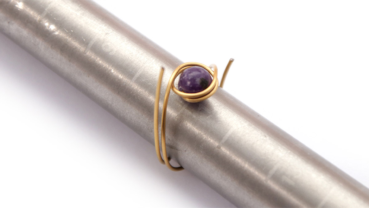 Anello in filo metallico con acquamarina : Tappa 5 Anello in filo metallico con acquamarina : Tappa 5