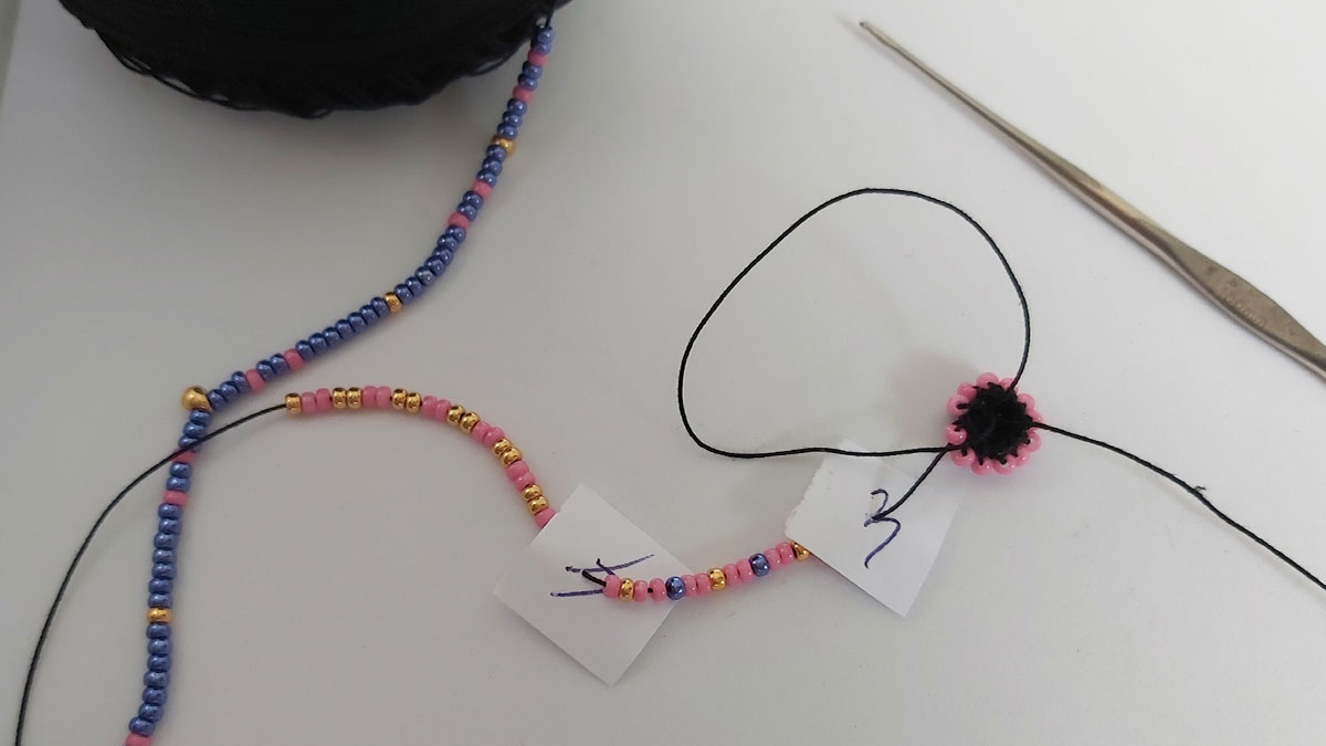 Guaina di Natale all'uncinetto a spirale blu e rosa : Tappa 2