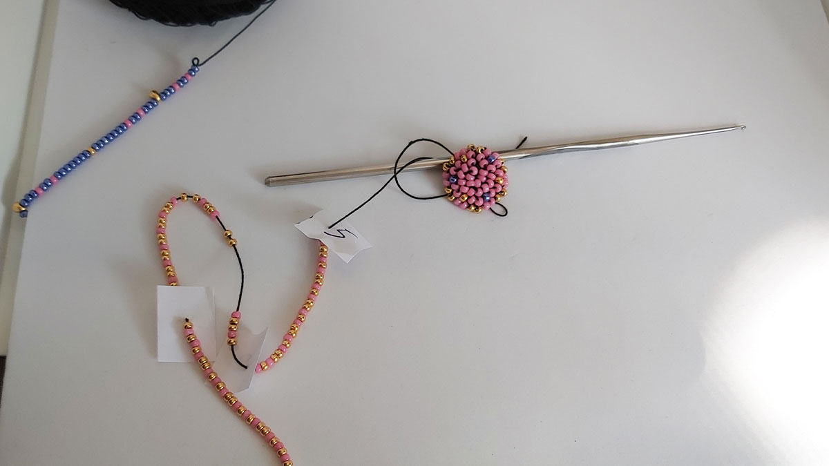 Guaina di Natale all'uncinetto a spirale blu e rosa : Tappa 3