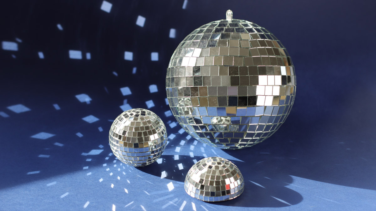 Sfere fai da te con specchietti autoadesivi