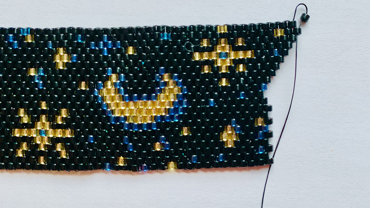 Braccialetto peyote dispari con suggerimenti per la tessitura Perles & Co : Tappa 3 Braccialetto peyote dispari con suggerimenti per la tessitura Perles & Co : Tappa 3