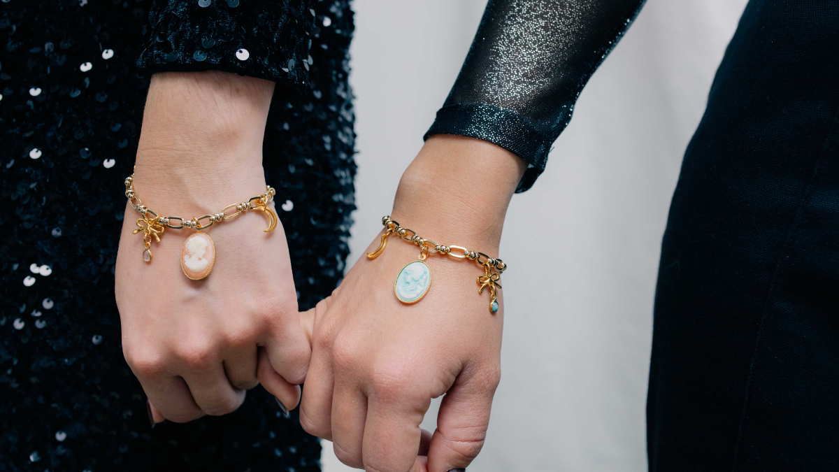 Bracciale vintage in maglia dorata con ciondoli