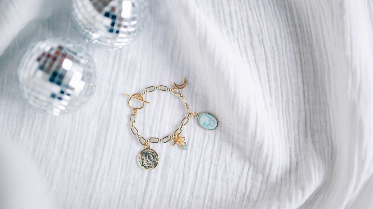 Schema Bracciale vintage in maglia dorata con ciondoli