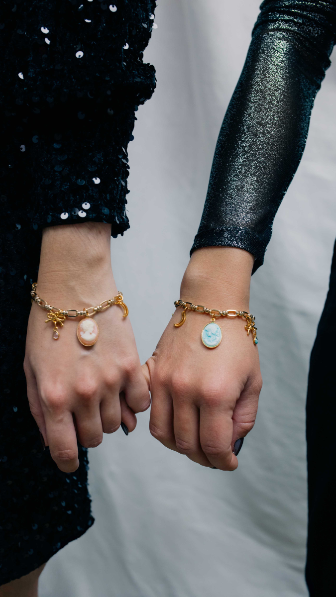 Bracciale vintage in maglia dorata con ciondoli