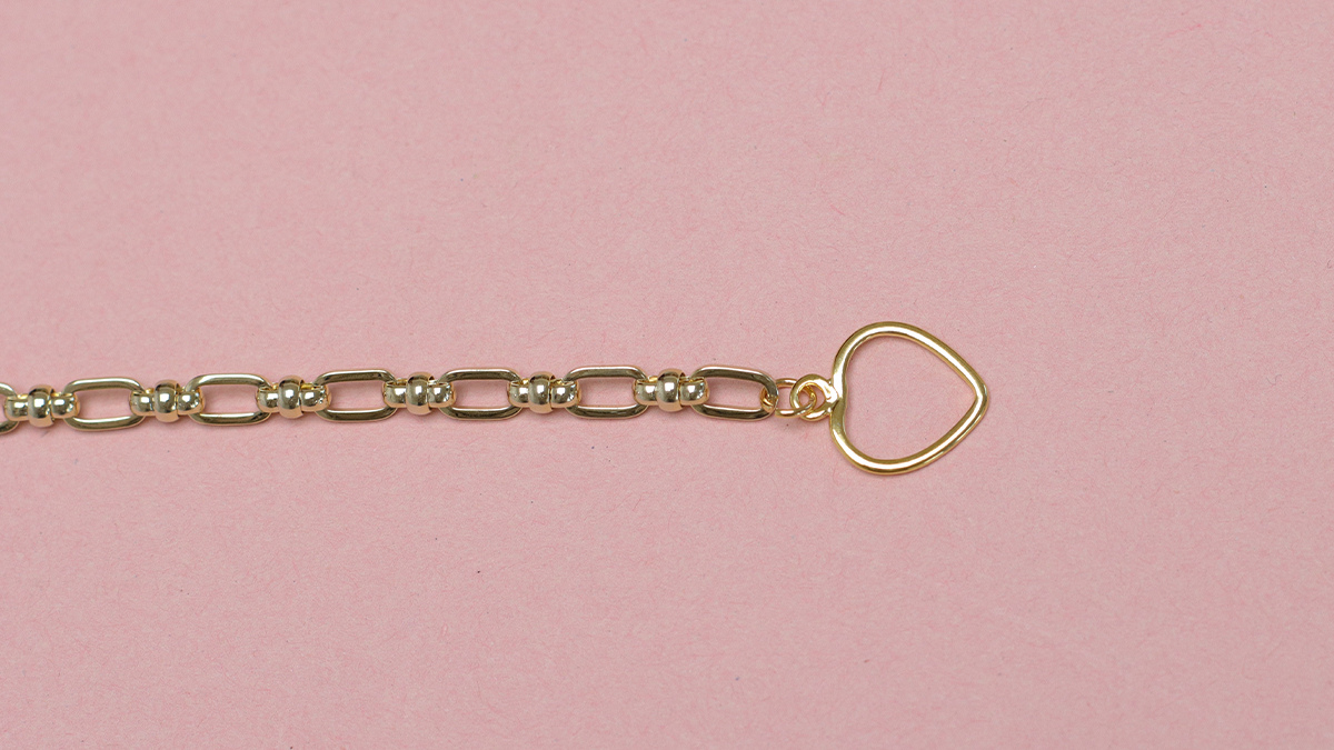 Bracciale vintage in maglia dorata con ciondoli : Tappa 4