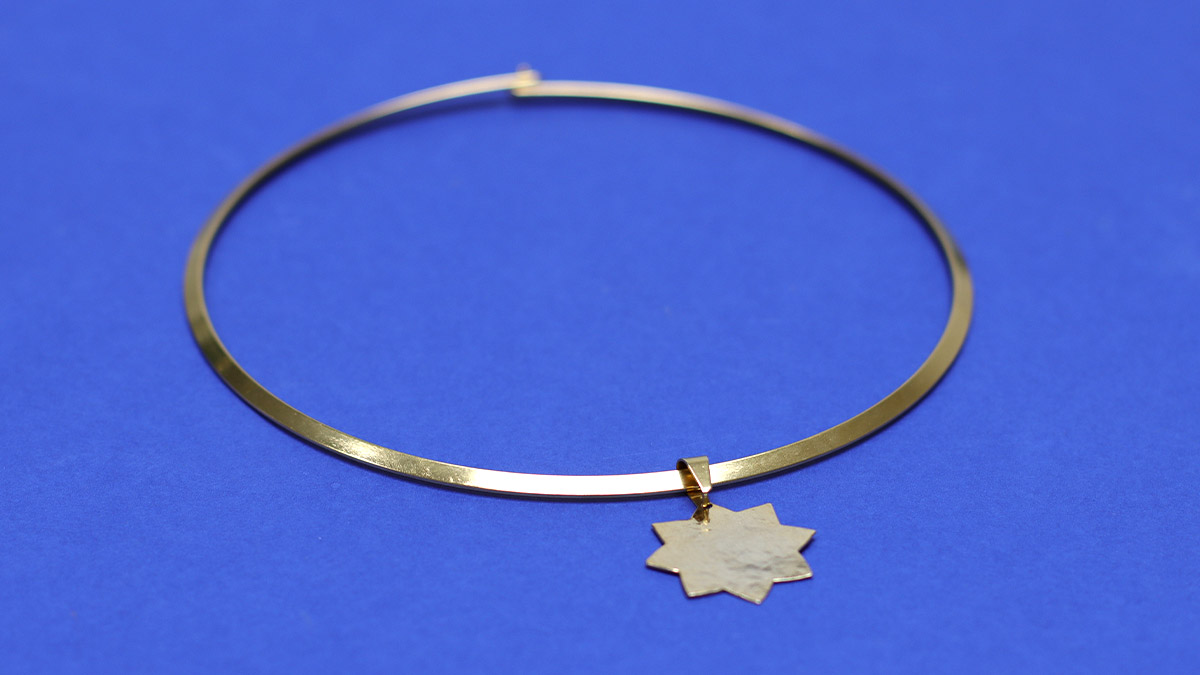 Schema Girocollo rigido con pendente a forma di sole