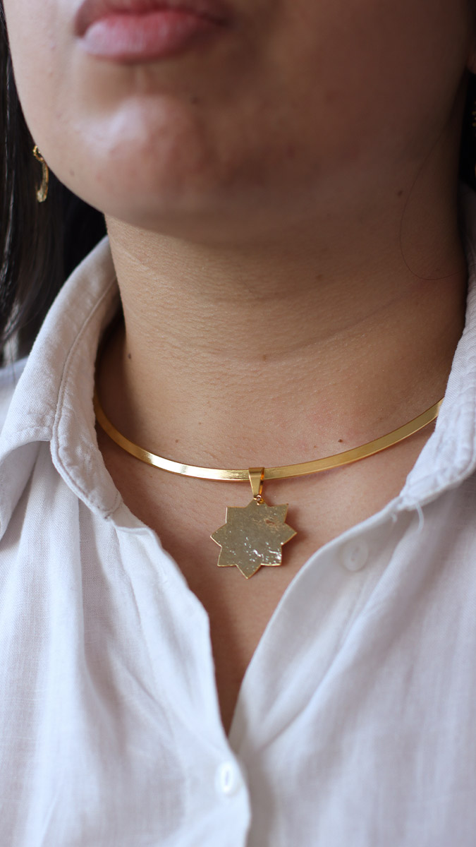 Schema Girocollo rigido con pendente a forma di sole